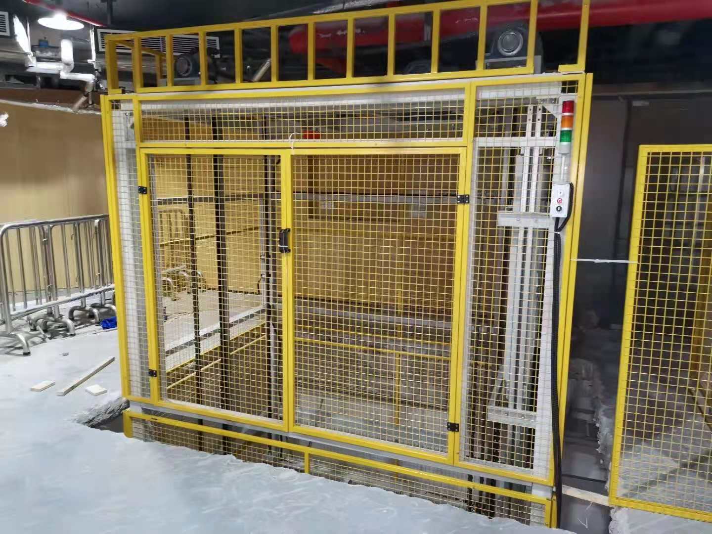 兩臺往復(fù)式提升機發(fā)往深圳蛇口安裝調(diào)試