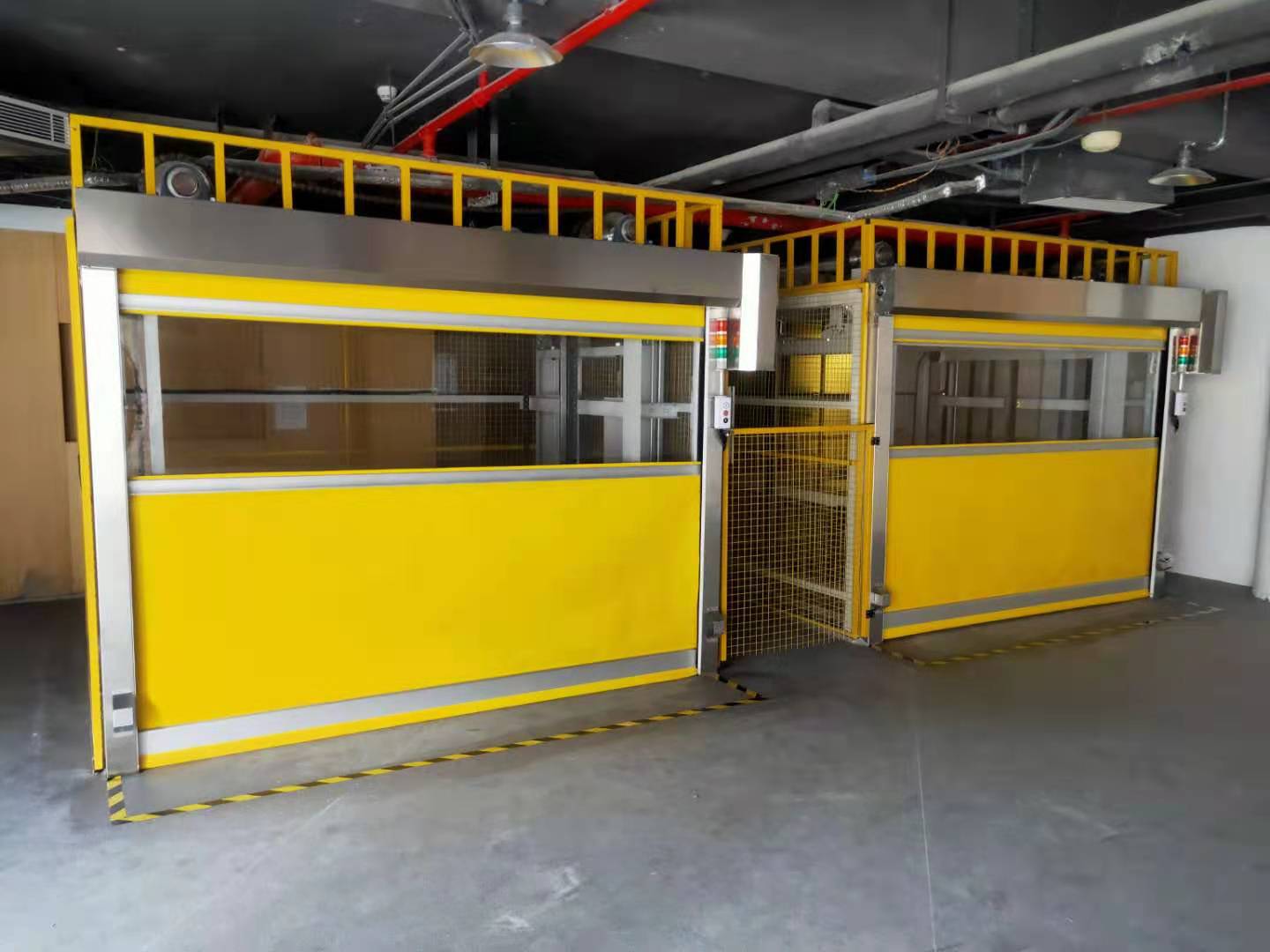 深圳提升機(jī)普通護(hù)欄現(xiàn)在增補(bǔ)成自動(dòng)卷簾門！
