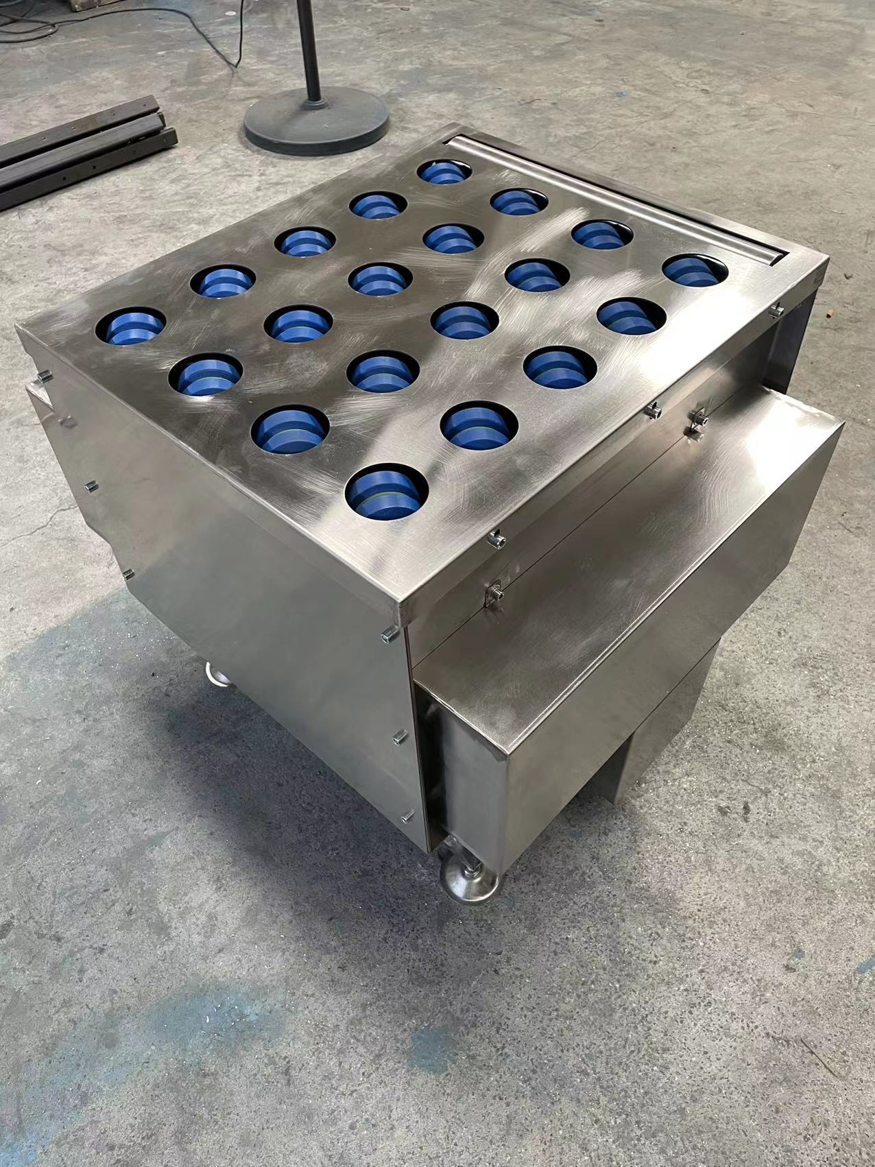 一臺擺輪分揀機發(fā)往安徽應(yīng)天新能源科技有限公司