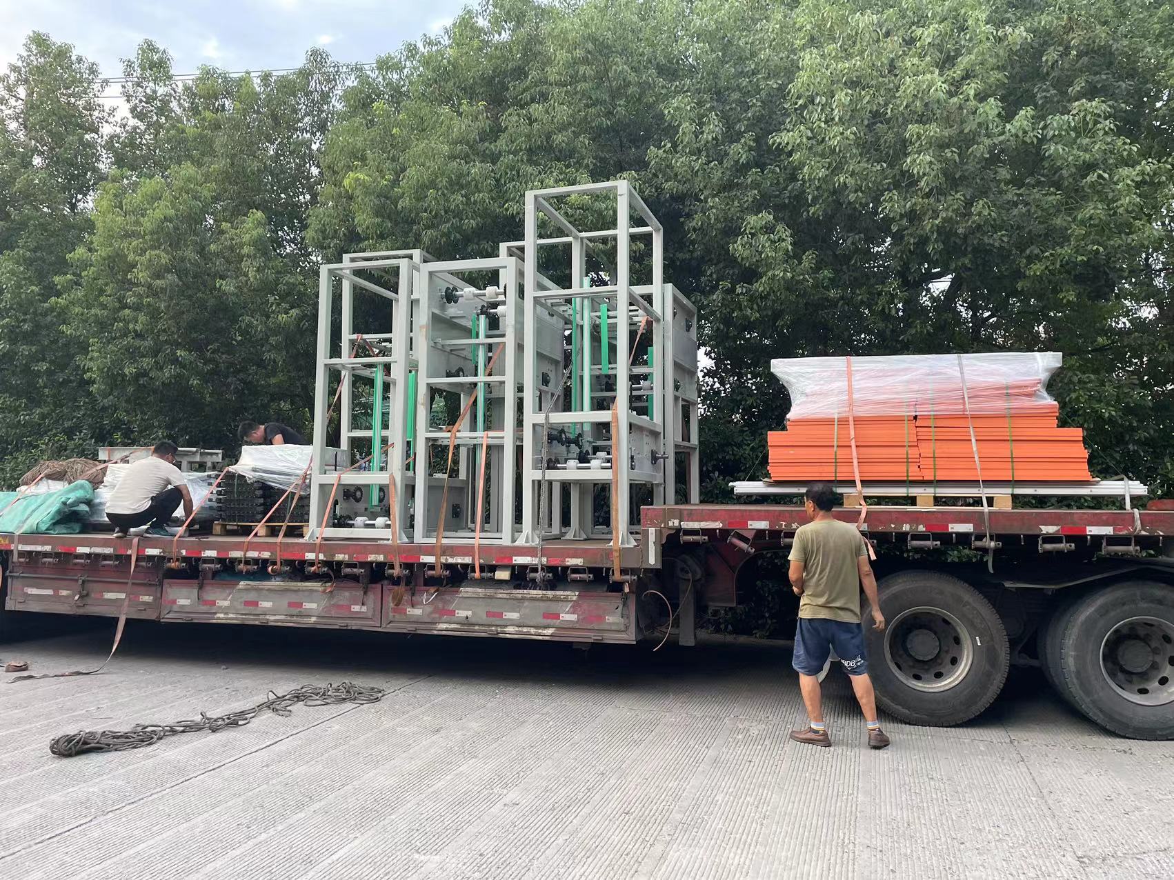 2臺連續(xù)式提升機發(fā)往杭州客戶現(xiàn)場