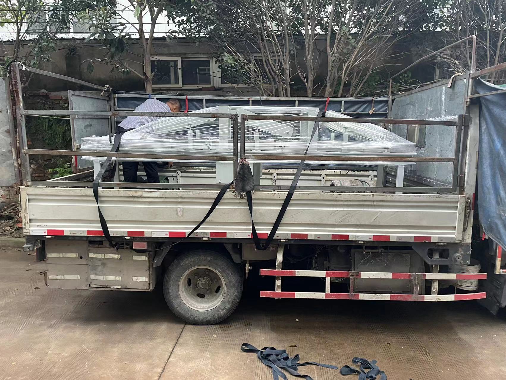 一臺方棍壓袋輸送機發(fā)往阜陽客戶現(xiàn)場