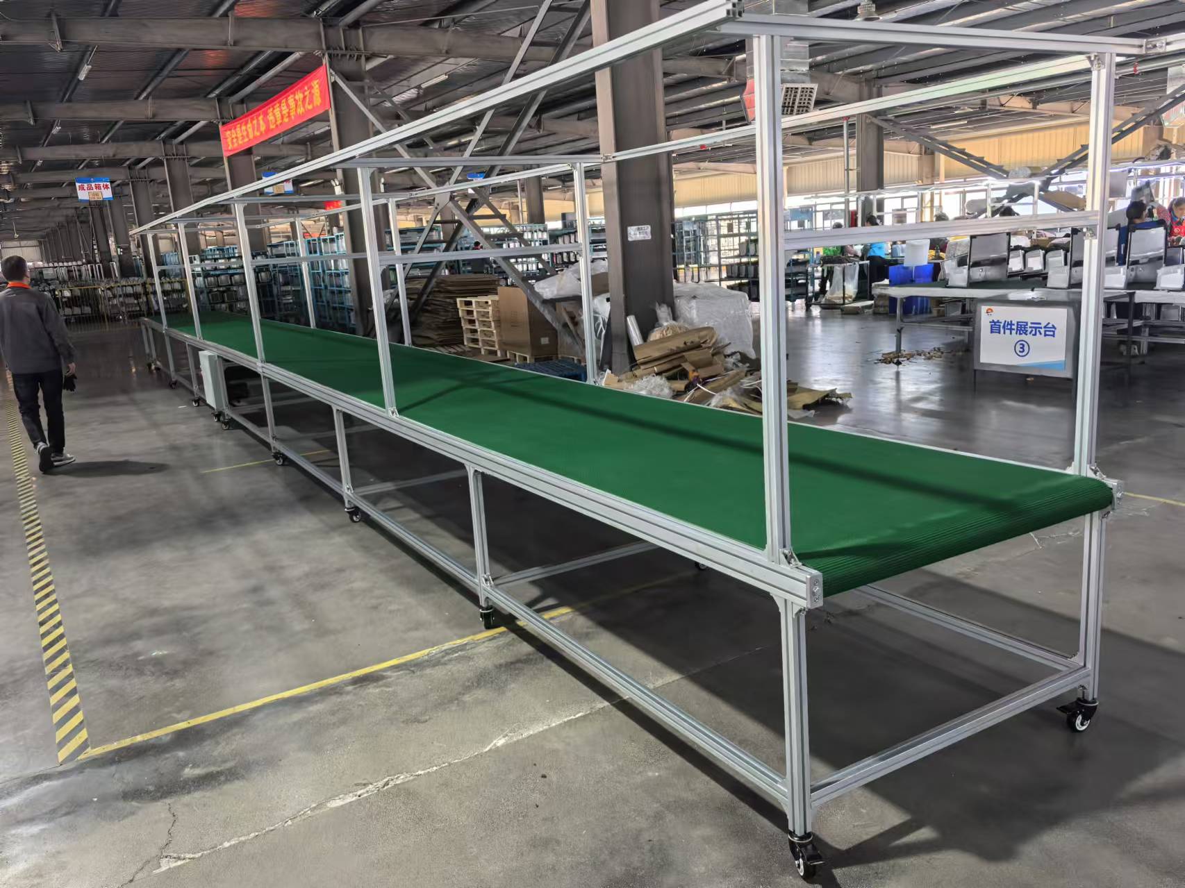 合肥長(zhǎng)豐客戶現(xiàn)場(chǎng)安裝一臺(tái)15米長(zhǎng)鋁型材皮帶機(jī)