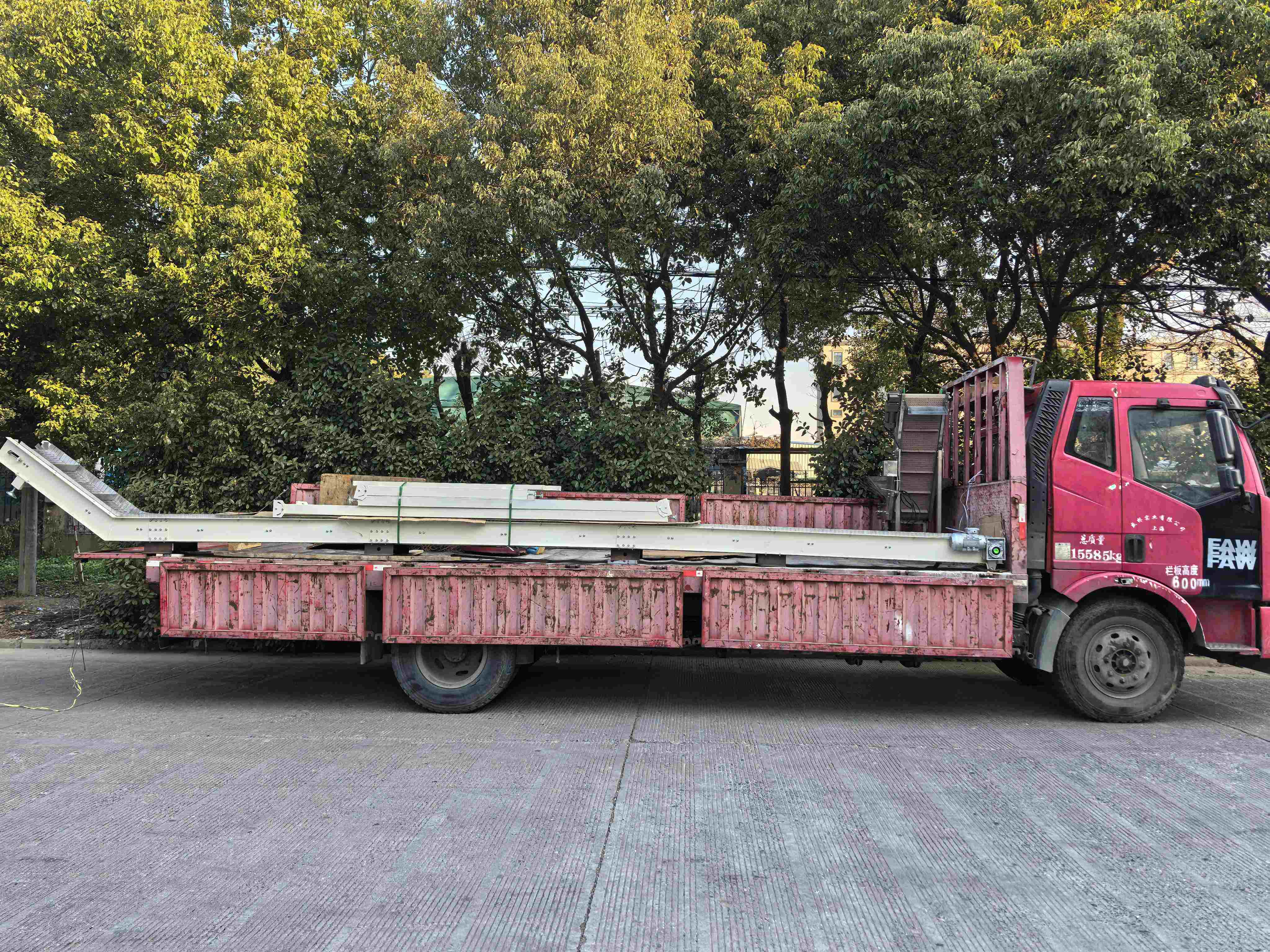 2臺(tái)鏈板機(jī)、網(wǎng)帶機(jī)發(fā)往江蘇客戶現(xiàn)場(chǎng)