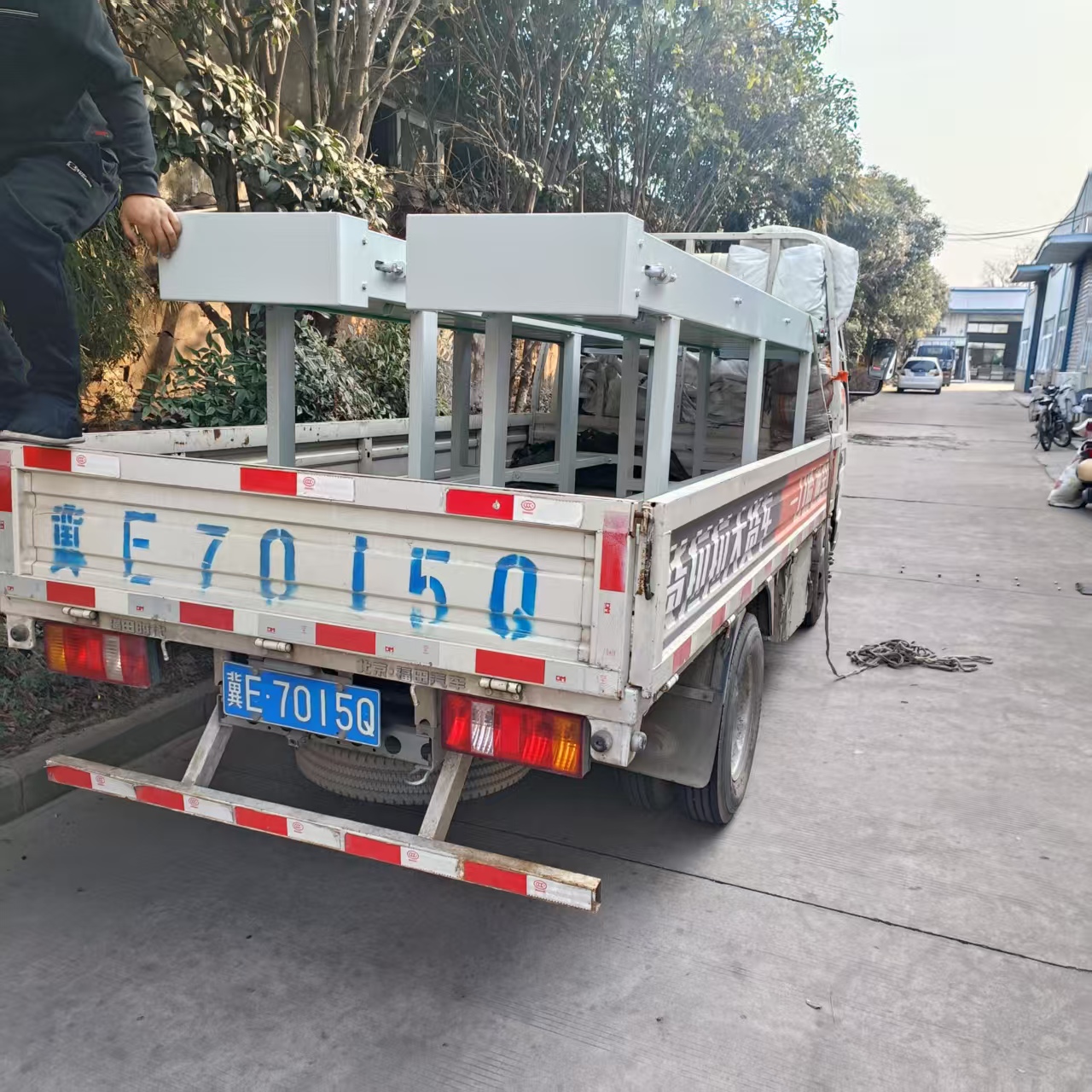 兩臺(tái)板鏈輸送機(jī)輸送機(jī)發(fā)往南京比亞迪汽車