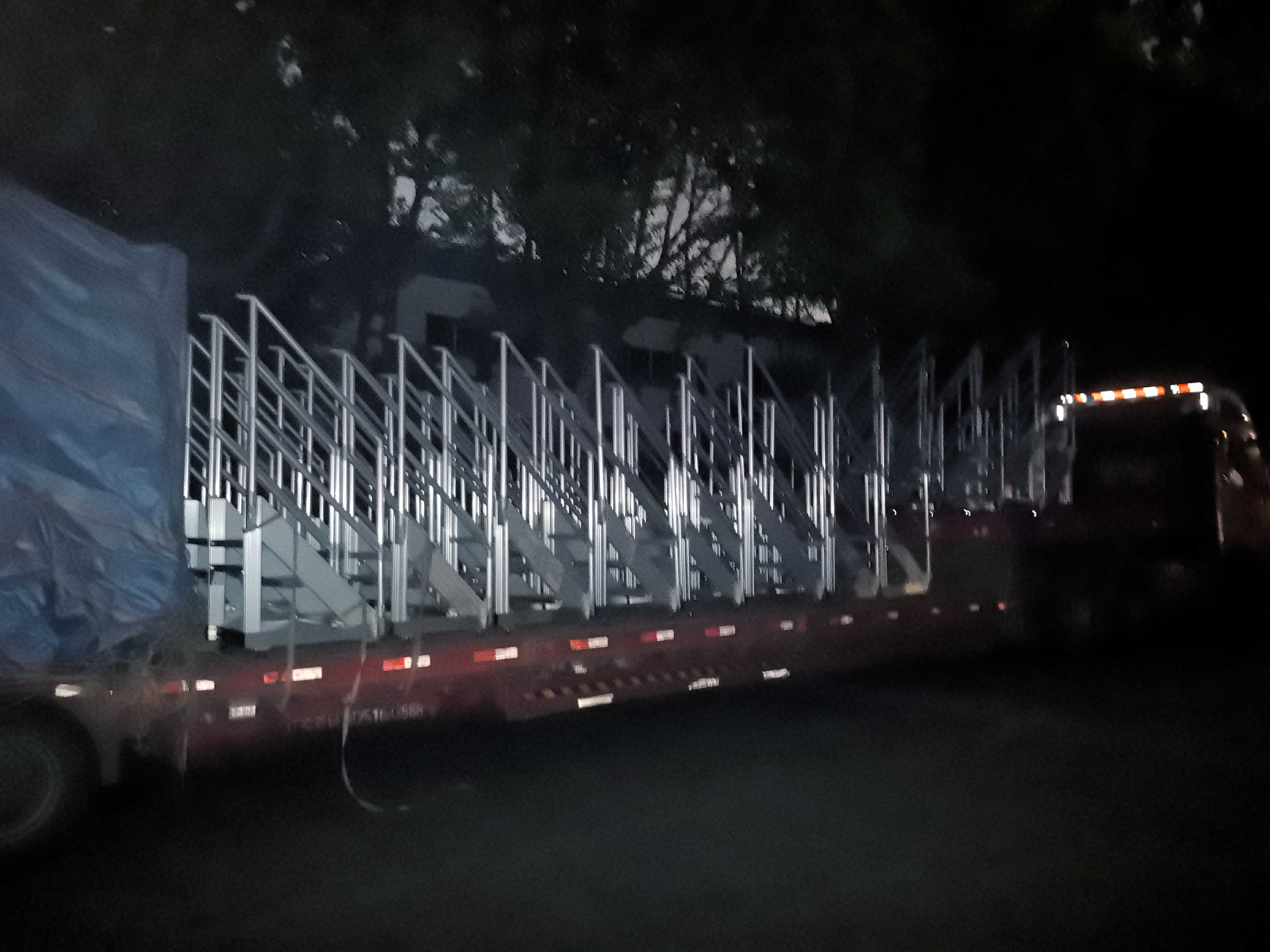 42臺(tái)鋁型材爬梯發(fā)往東莞比亞迪客戶現(xiàn)場(chǎng)