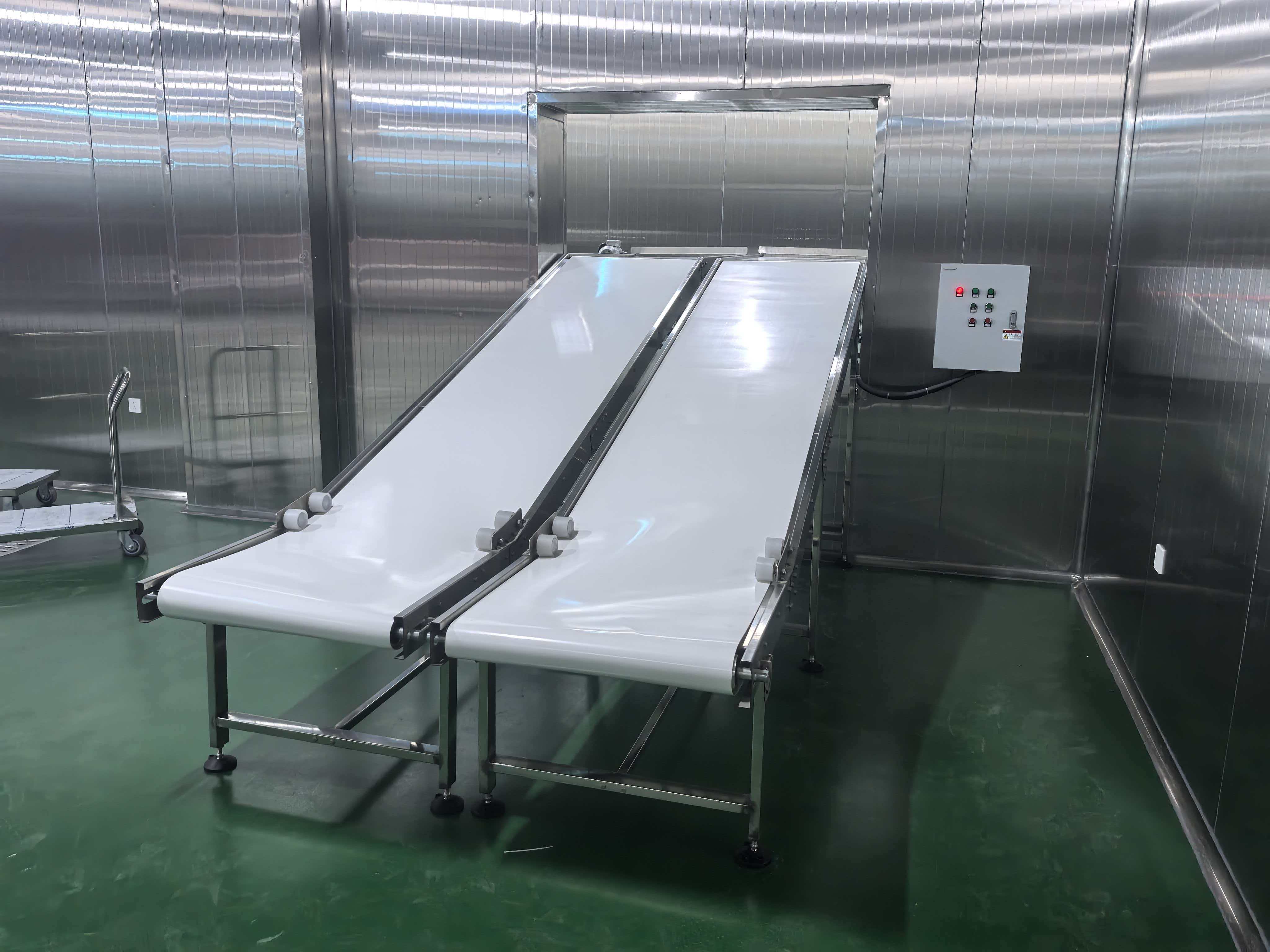 兩臺(tái)不銹鋼皮帶輸送機(jī)在合肥客戶現(xiàn)場(chǎng)安裝